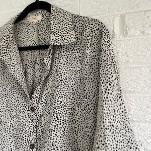 Easel black and white print button down dolman sleeve blouse/tunic.